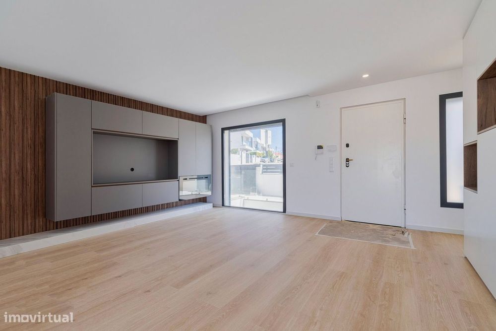 *** CHARNECA CENTRO - Moradia T4 de Luxo NOVA!!! ***