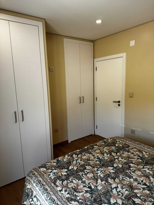 Quarto c/ Cama de Casal e Varanda em T3 a Estrear – Loures (Bairro da Vitória) - Perto Hospital Beatriz Ângelo