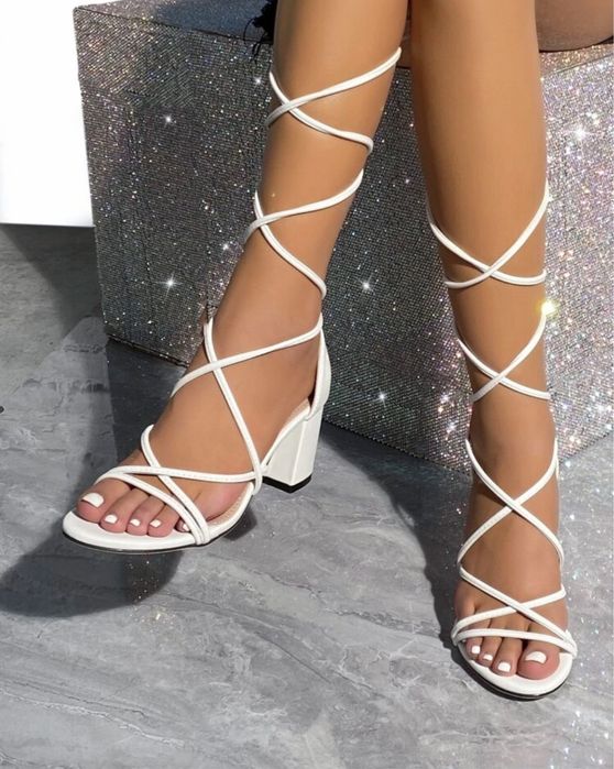 Sandálias brancas salto (n41)