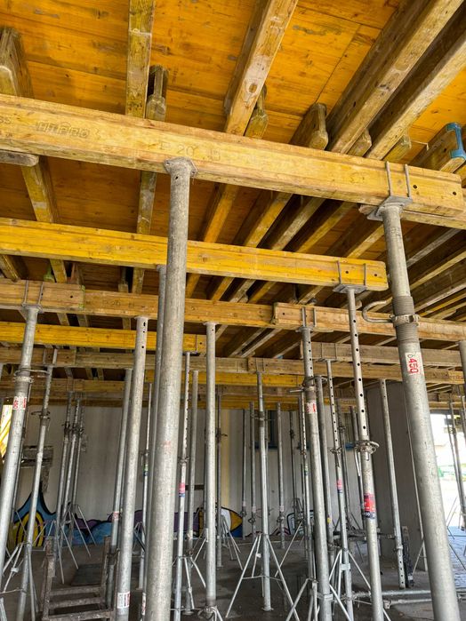 Wynajem i sprzedaż szalunków rusztowań podnośników kontenerów ogrodzeń