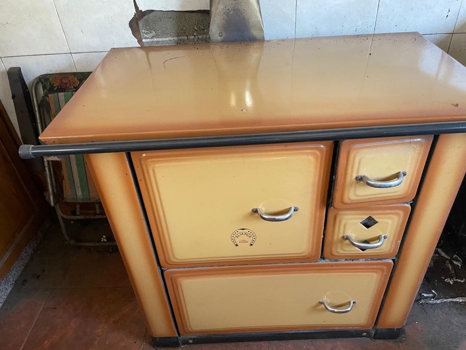 Fogão a lenha, marca Aliança, cor camel.