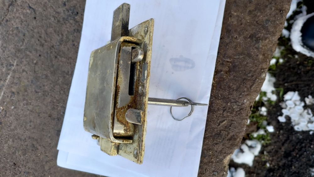 Дверной замок с предохранителем