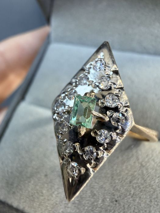 Золотое кольцо с бриллиантами и изумрудом 19,5р