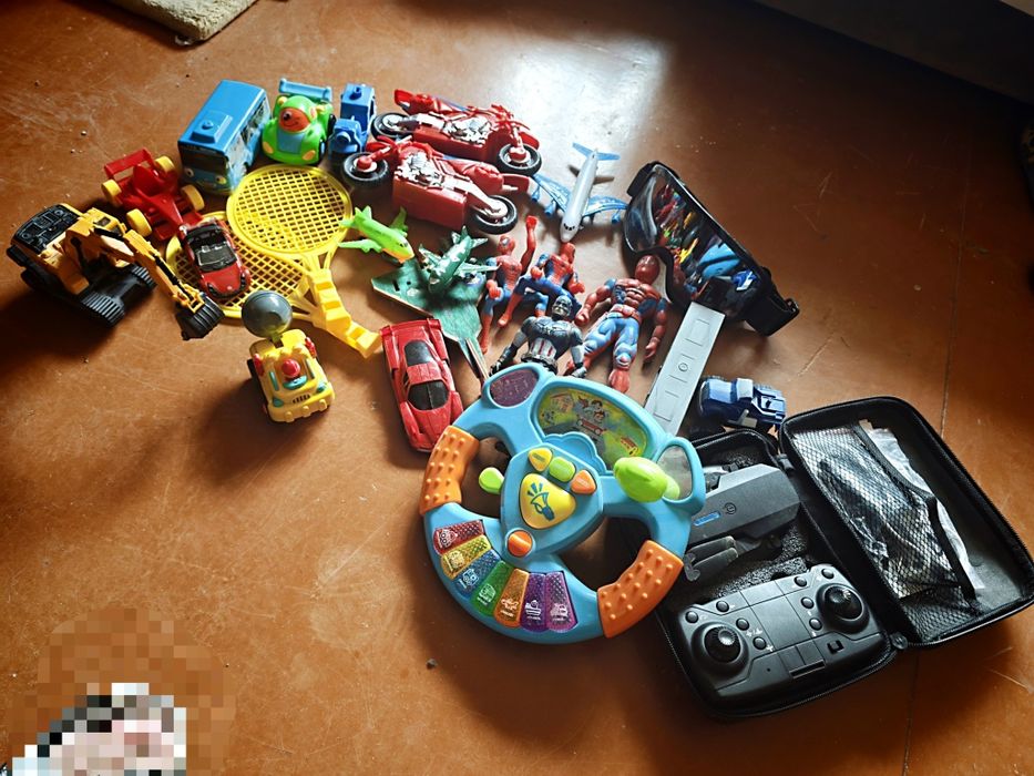 Набір дитячих іграшок – машинки та інші іграшки