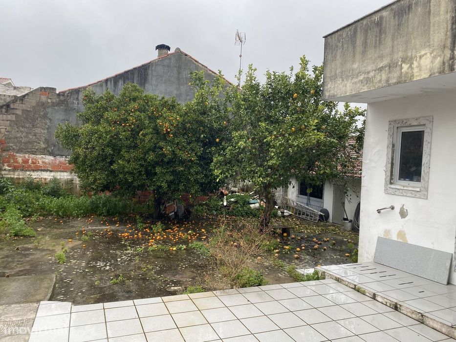 Vende-se T3 com grande espaço exterior em Santa Clara, Coimbra.