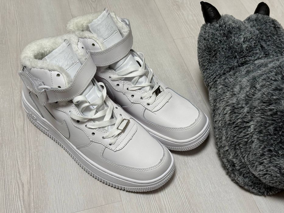 Розпродаж Nike Air Force 1 High на хутрі