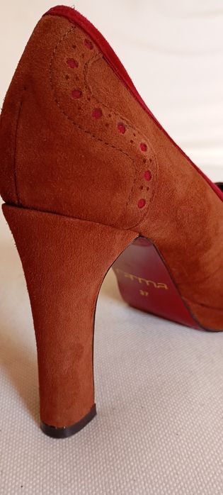 Sapatos de salto alto castanho camurça Carma