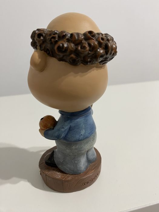 Figurka uchwyt na okulary do czytania