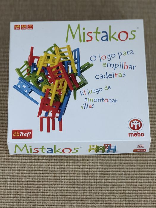 Jogo de Tabuleiro Mistakos - O Jogo para Empilhar Cadeiras.