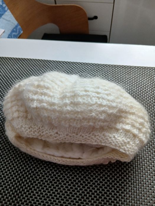 Beret damski ,biały,ciepły.