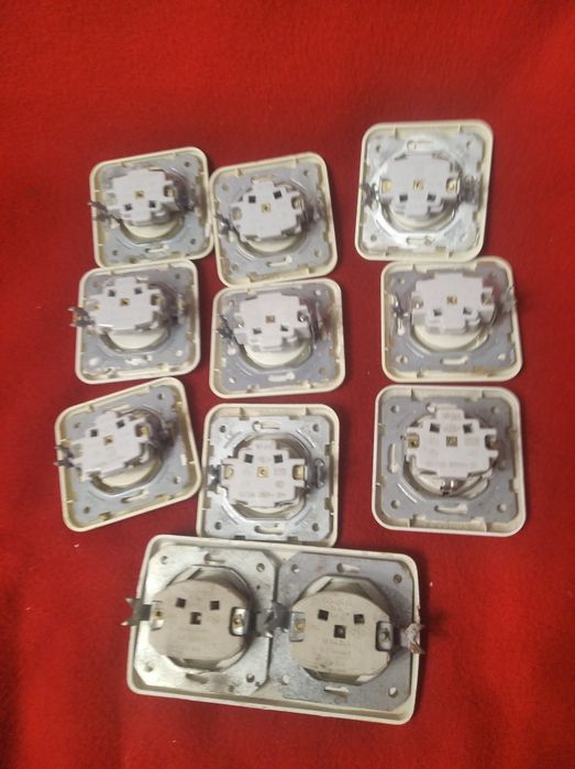 Белый выключатель.