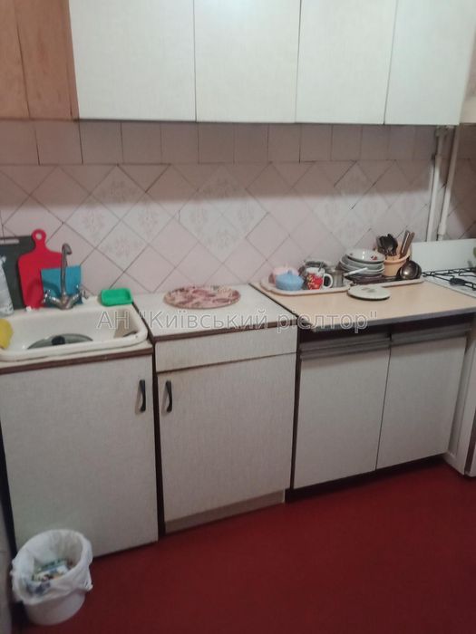 Оренда кімнати в 3 к. квартирі біля м. Вирлиця!