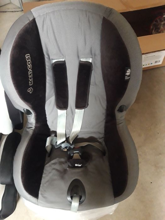 Carinho de bebê, duas cadeiras e assento