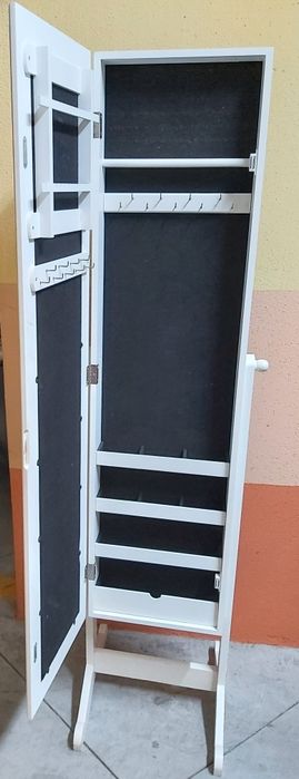 Espelho branco com arrumação