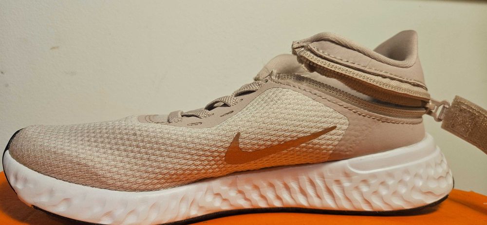 Buty Nike Revolution damskie - USA rozm. 35,5