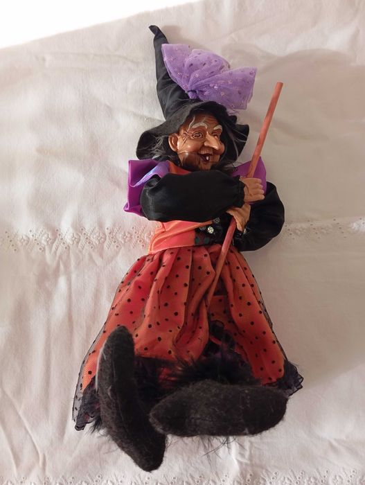 Lote duas bonecas bruxas decorativas com cerca 25cm