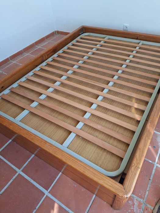 Cama com gavetas madeira pinho maciça castanho-mel ofereço colchão
