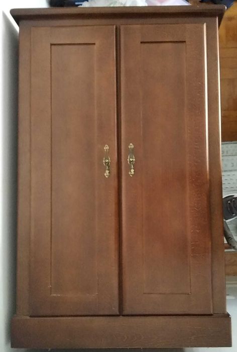 móvel em madeira maciça