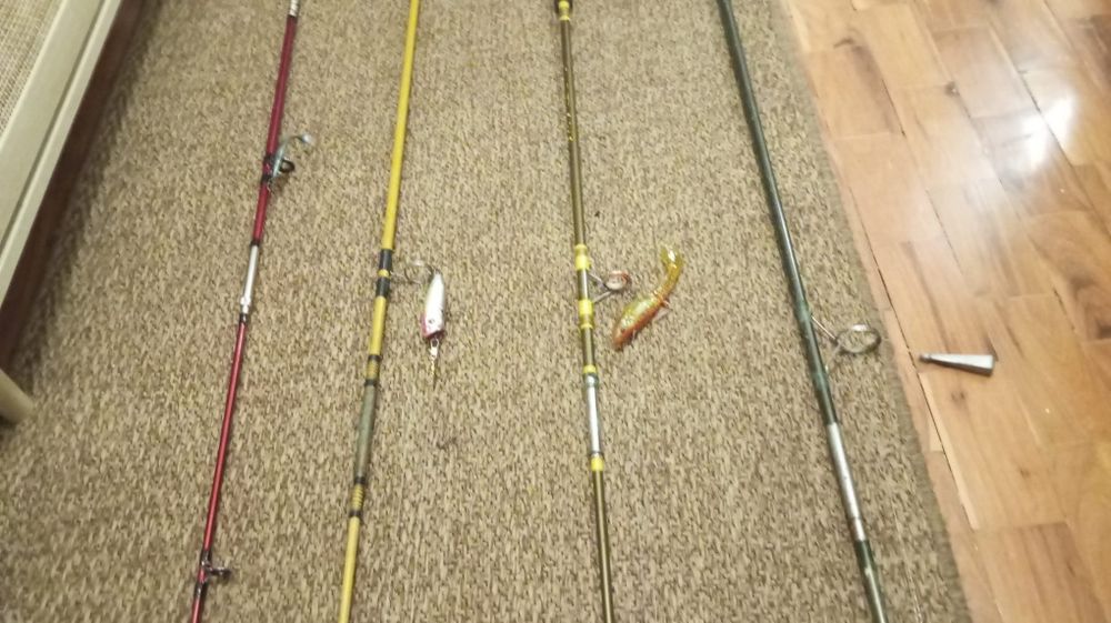 Canas e carretos de pesca