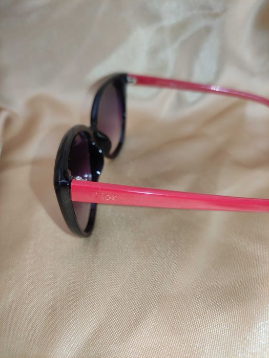 сонцезахисні окуляри чорно-червоні