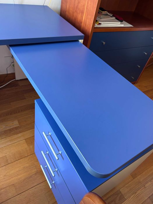 Secretária Interforma extensível, azul e branca, com módulo de 3 gavetas
