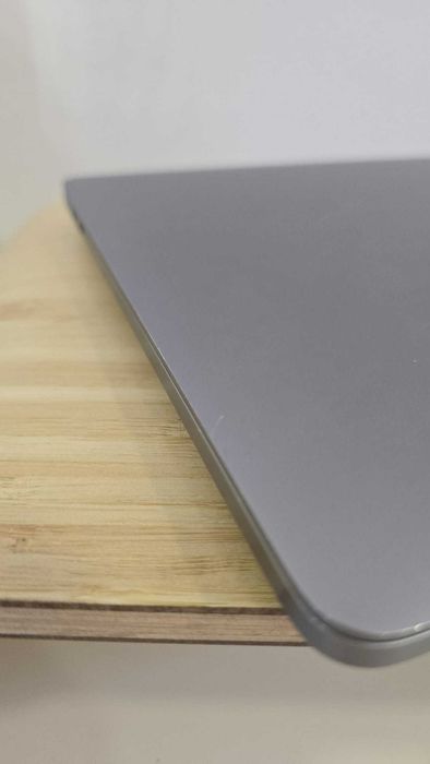 MacBook Pro 13" - Apple M2, 8-Core CPU, 256GB SSD – Como Novo