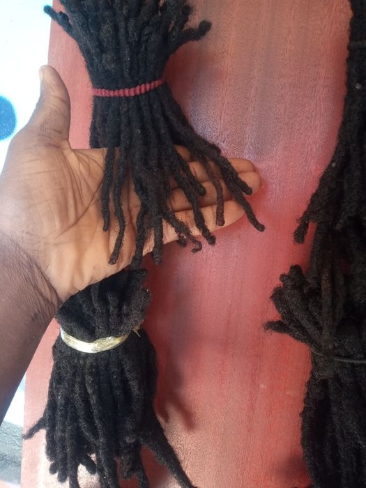 Vendas de Rastas feito de cabelo humano , temos rastas finas e grossas