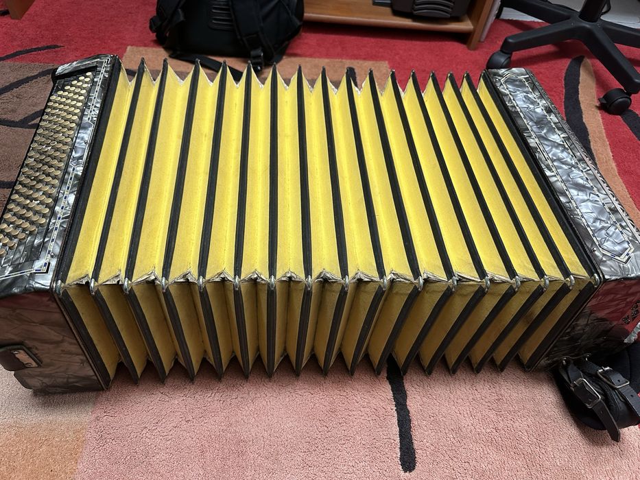 Acordeão de botões Beuscher 120 baixos 4ª com estojo