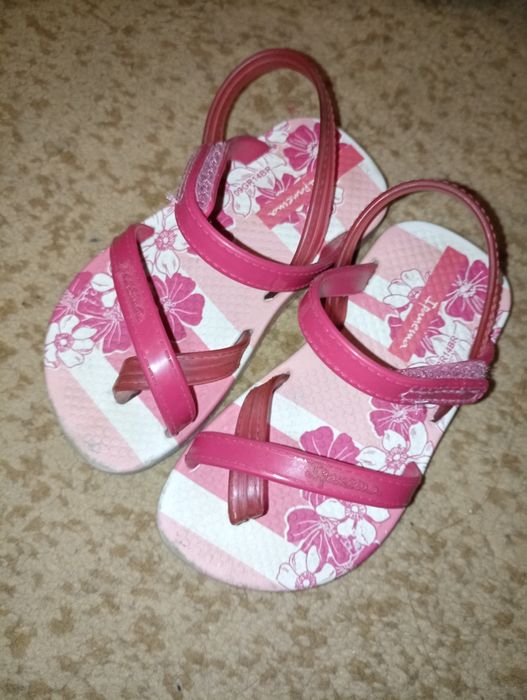 Віддам безкоштовно босоніжки