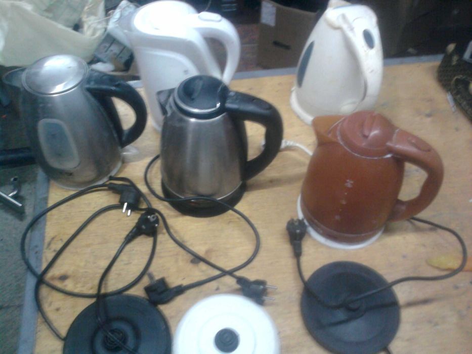 Чайники электрические на запчасти 5 шт . 3 подошвы . Цена за всё 300 .