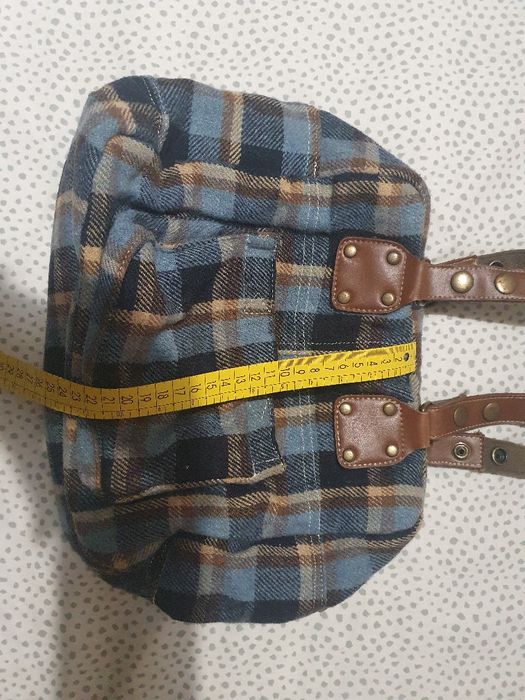 Mala de tecido aos quadrados.