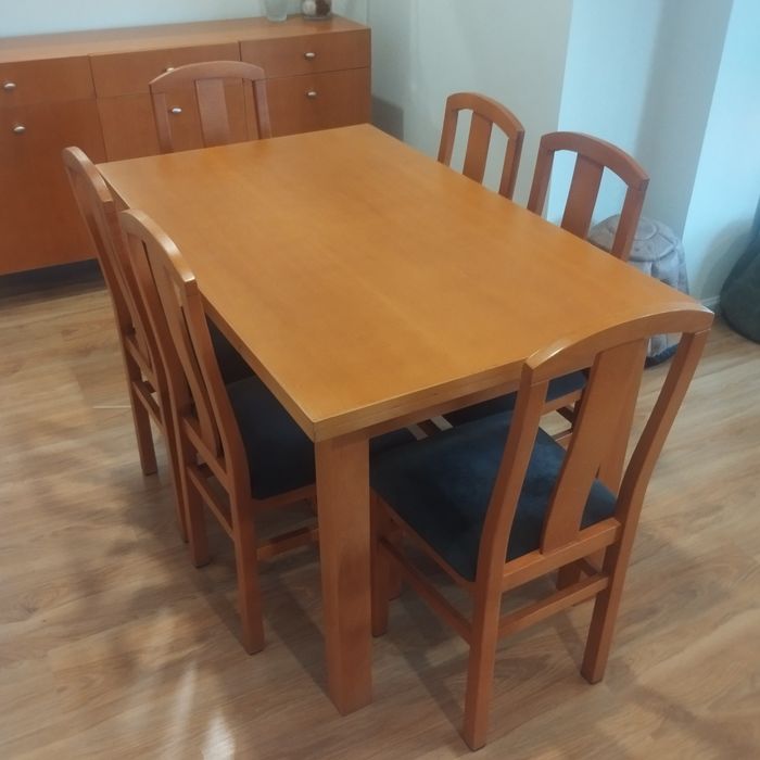 Mesa de sala de jantar com 4 cadeiras .