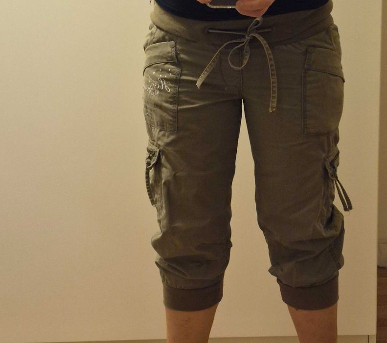 Bershka, 2 Bermudas verde caqui e bege