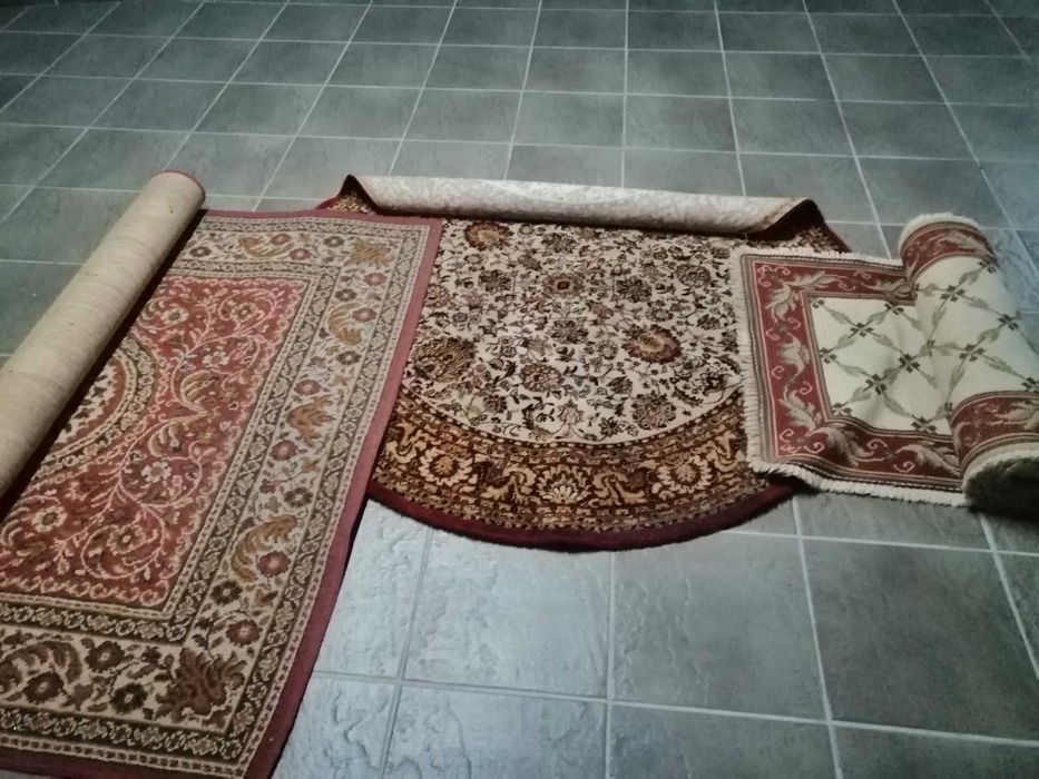 Carpete rectangular com 1,95 x 1,45, Carpete redonda com 1,50 de diâmetro, Passadeira com 3,0 x 0,75 e tapete com mesmo padrão com 1,30 x 0,75