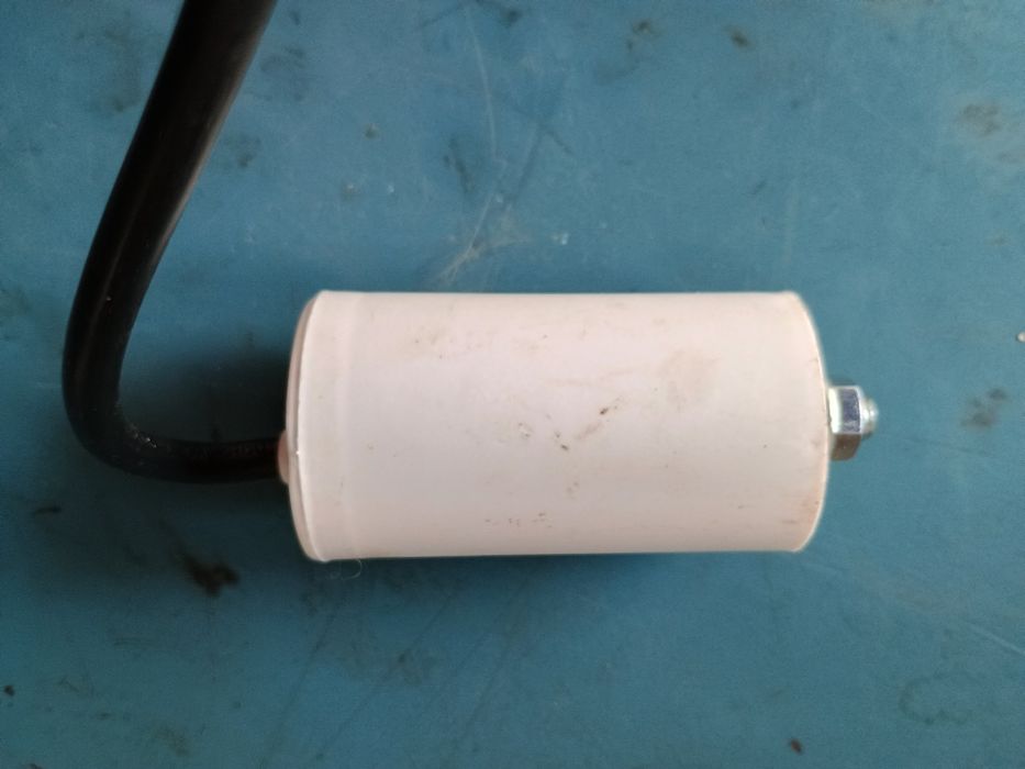 Kondensator rozruchowy silnika elektrycznego.