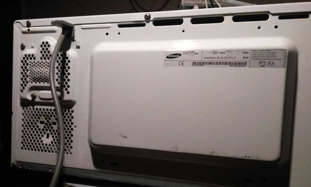 Практически новая свч печь Samsung 800W