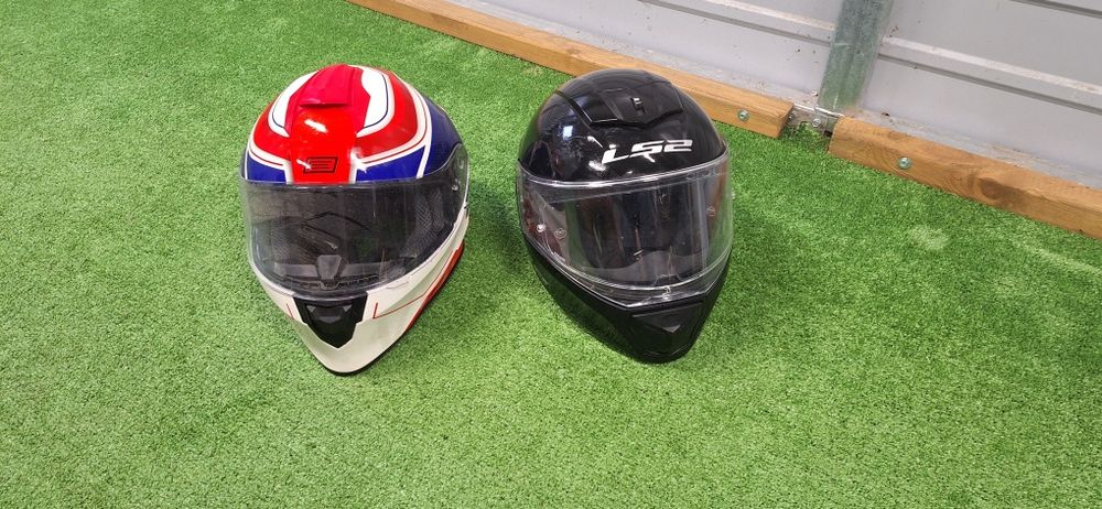 Kaski motocyklowe i stopka