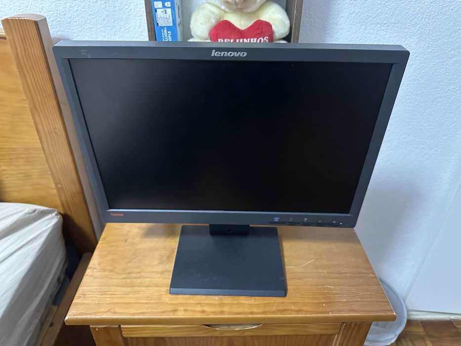 Monitor Lenovo com cabo