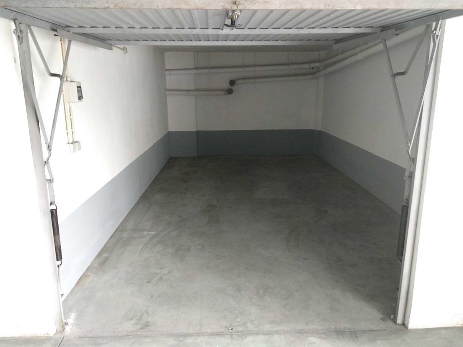 Arrendo garagem na cidade da Marinha Grande