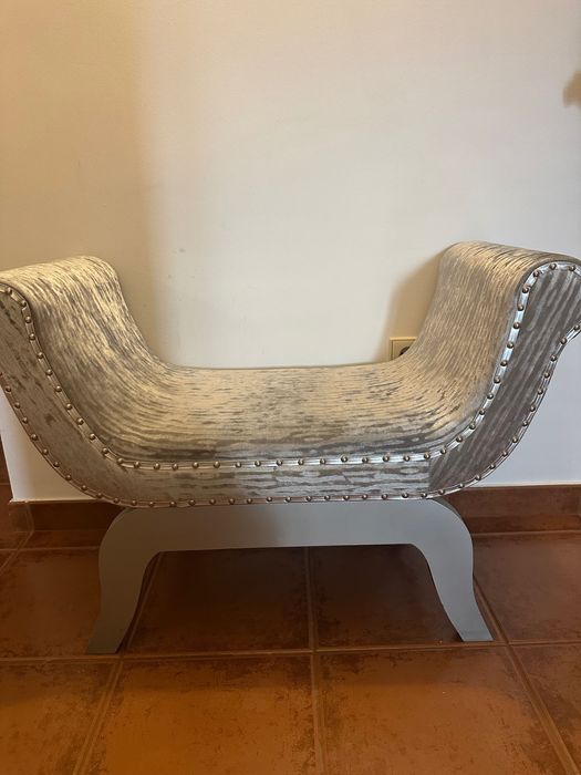 Banqueta cinza com tachas