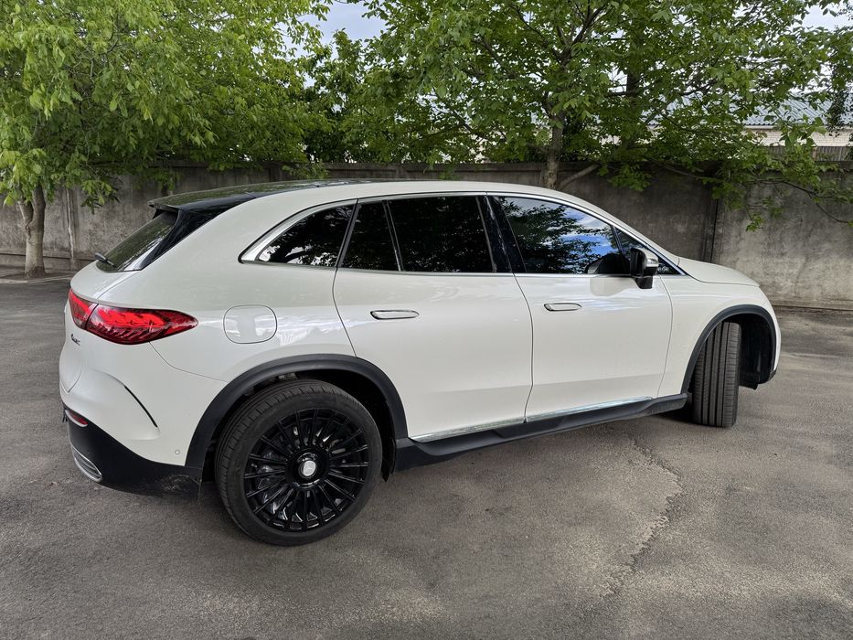 Офіційний Mercedes EQE 350 4Matic SUV