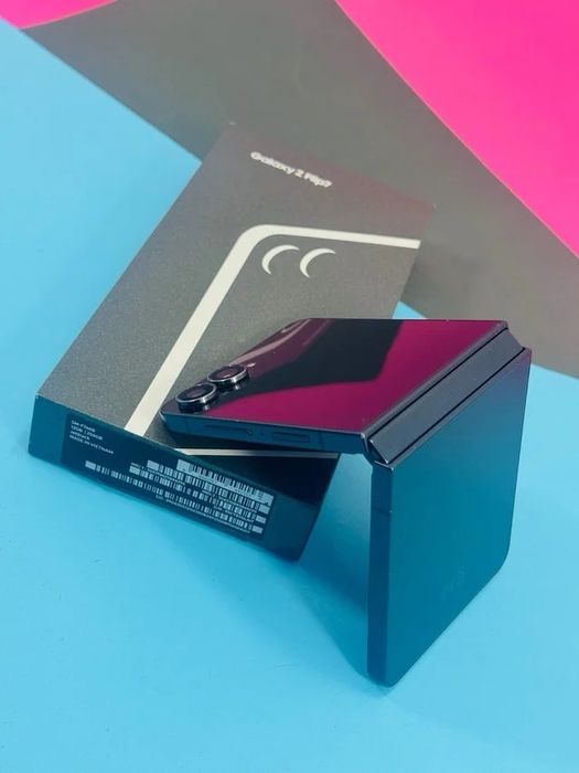 Samsung Galaxy Z Flip 7 (6.9'' - 12 GB - 512 GB - Preto)