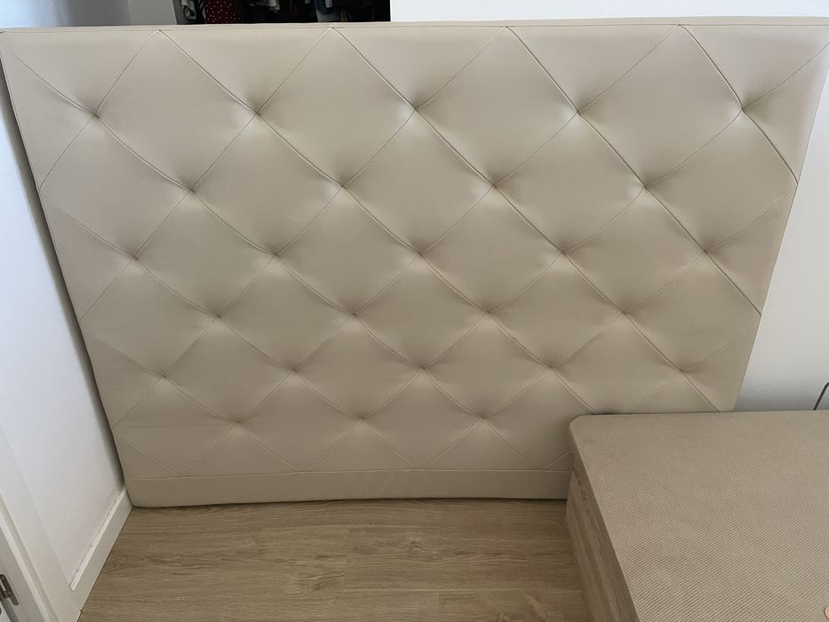 Cabeceira de cama de casal em pele