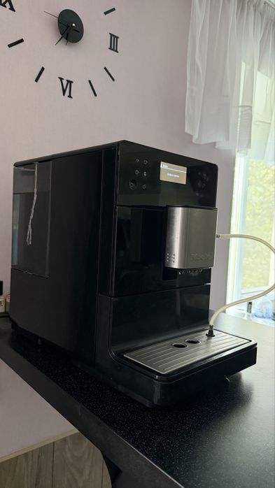 Кавомашина Miele CM5300 + молочний термос та хімія. З Англії