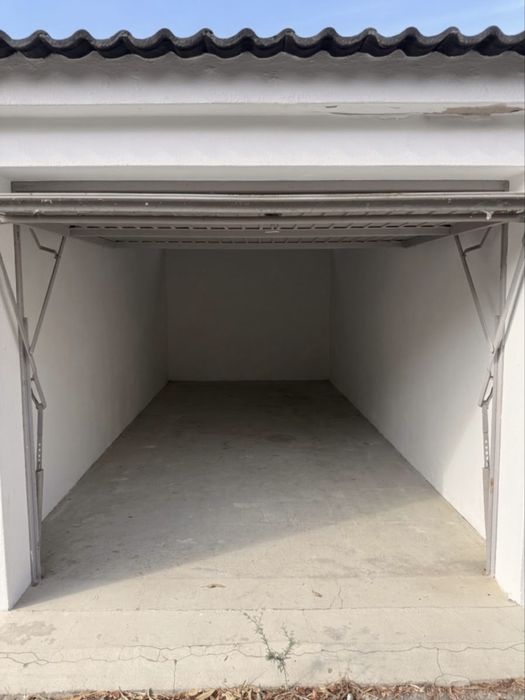 Aluga-se garagem