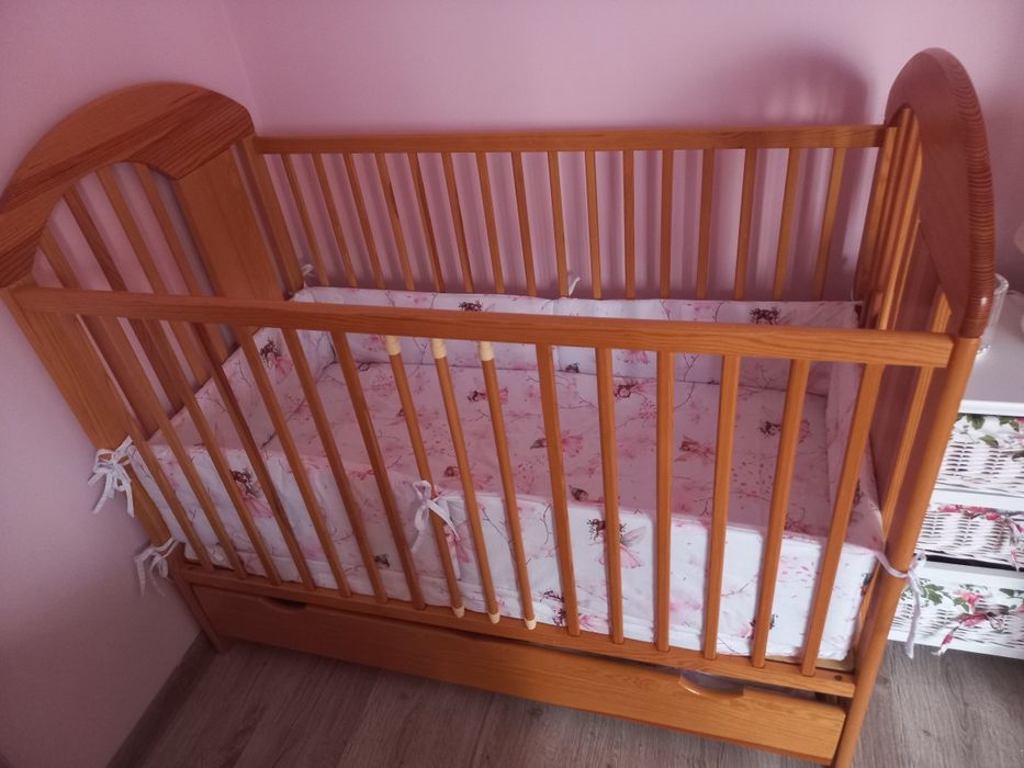 Łóżeczko drewniane 120×60 cm z materacem,ochraniaczami ,przescieradlem