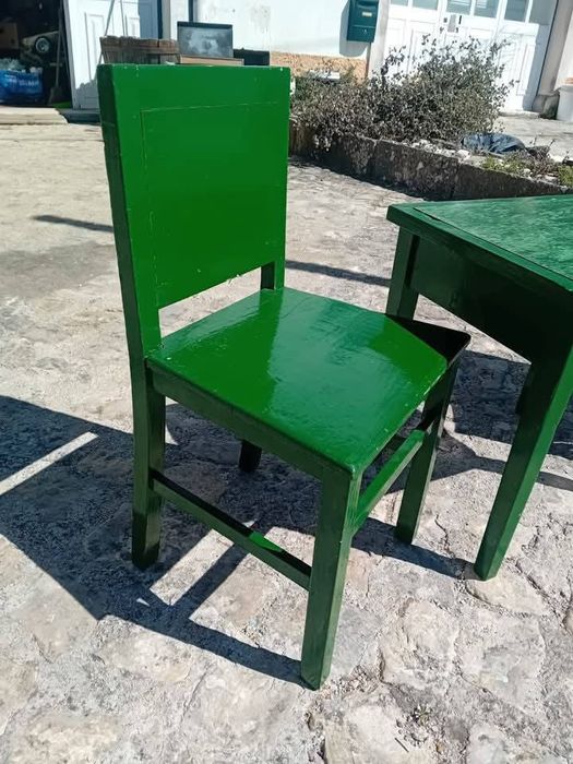 Conjunto de mesa e cadeiras de criança