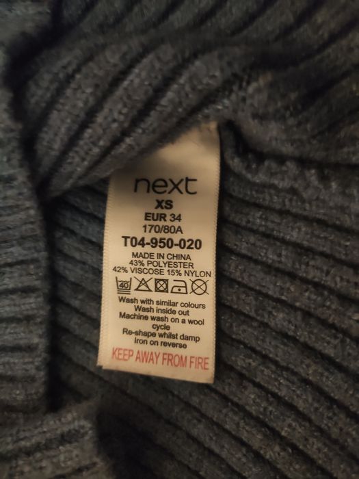 Свитер женский..