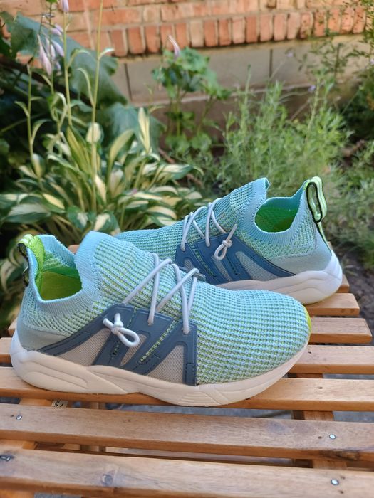 Легкі кросівки 30