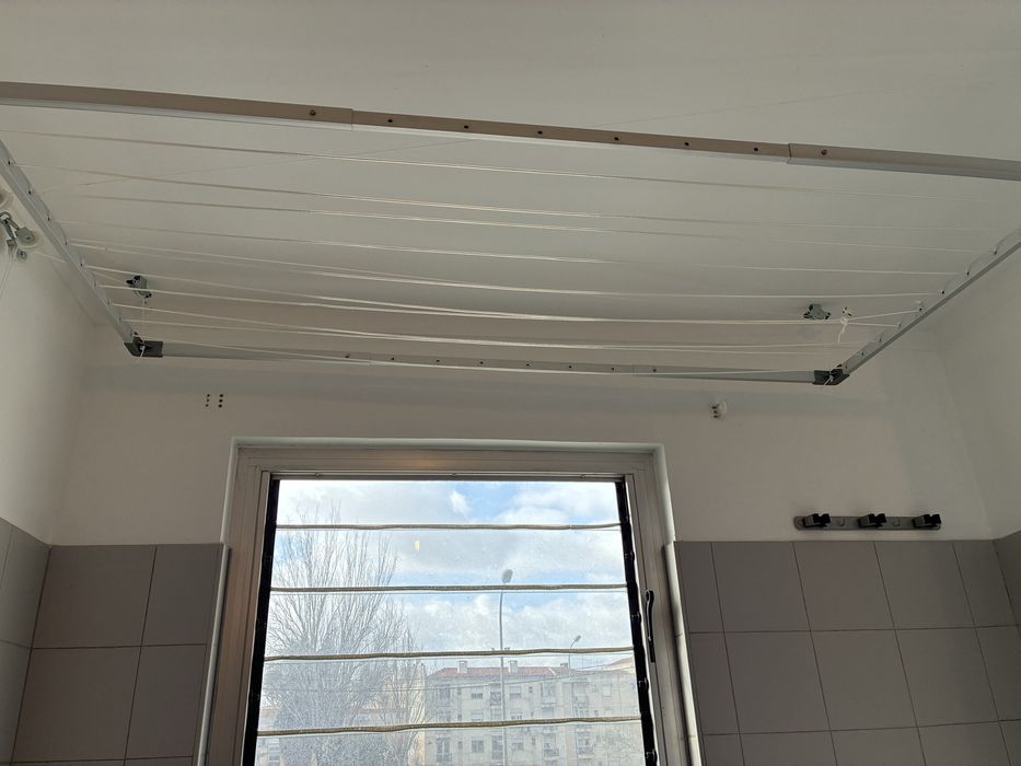 Estendal de teto em aluminio, extensivel e com roldana